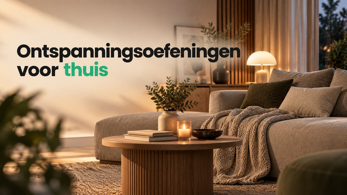 Rustige woonkamer in de avond met zachte verlichting en een kaars