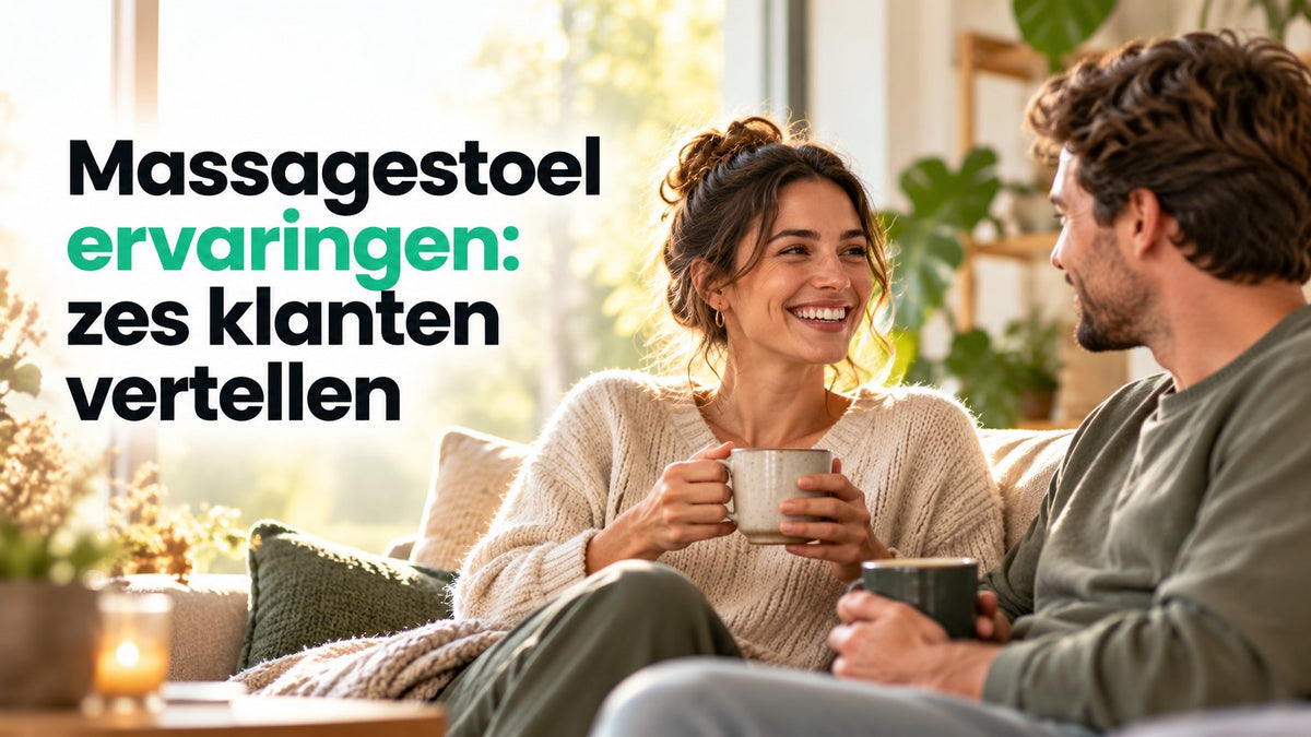 Twee mensen in gesprek op de bank met een kop koffie