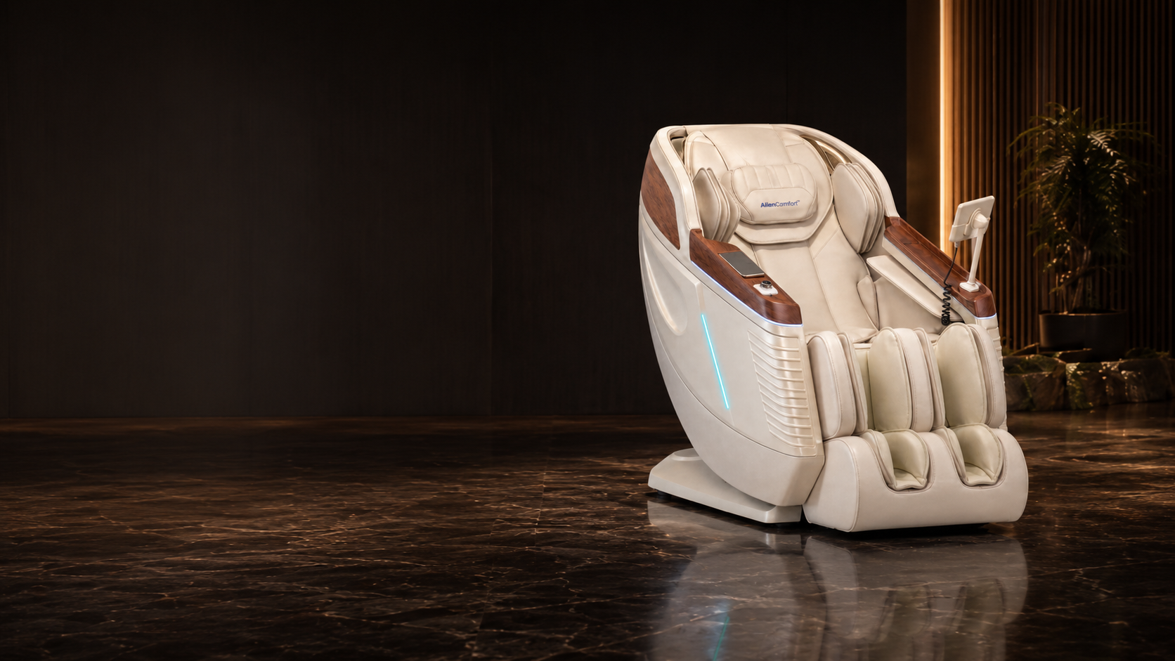 Beige AlienComfort massagestoel met uitgeklapte voetsteun in spotlight, uitnodigend naar de kijker gedraaid, showroom Den Haag