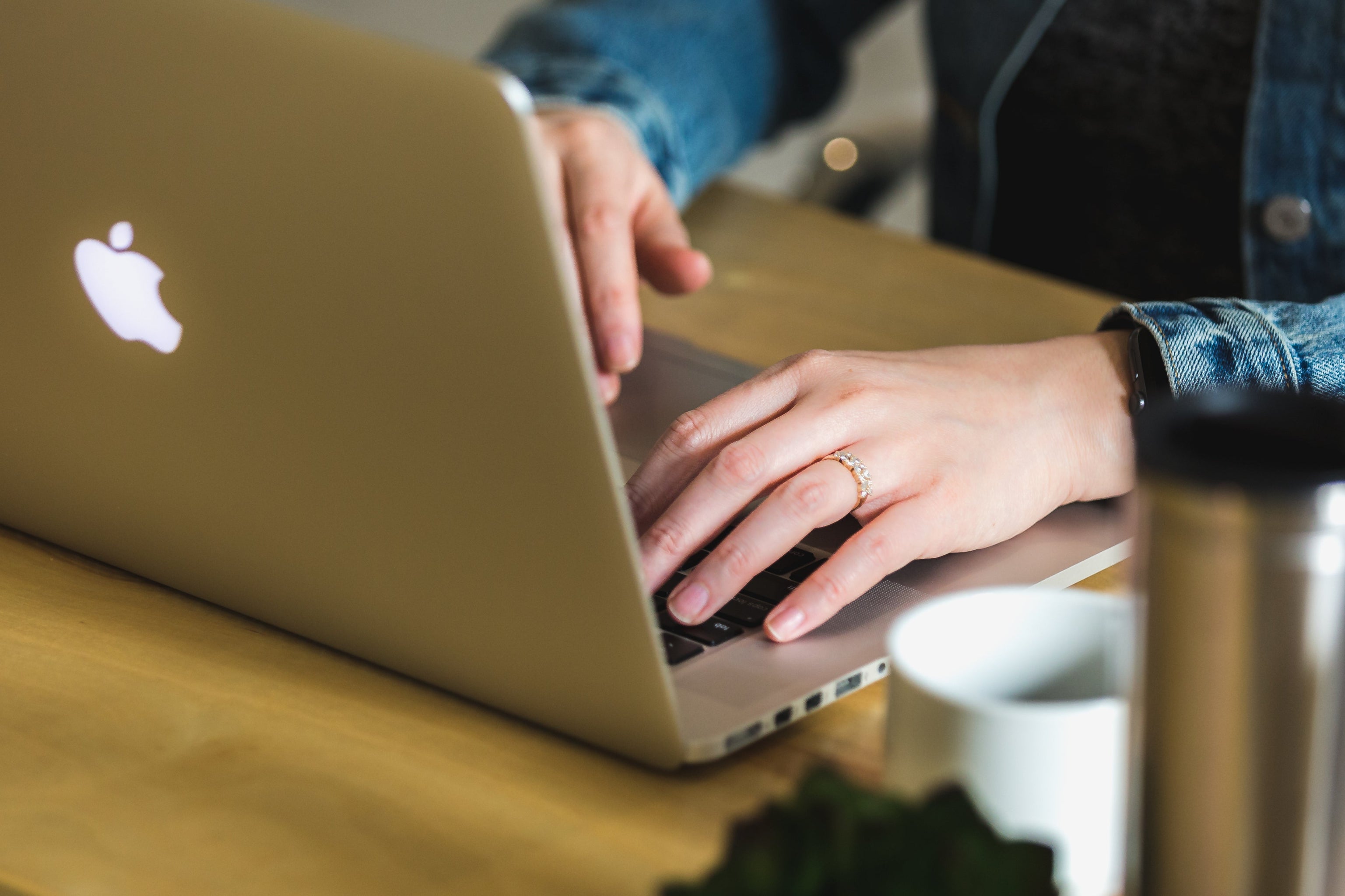 AlienComfort Kundendienstmitarbeiter am Laptop hilft online mit Fragen zu Massagesessel